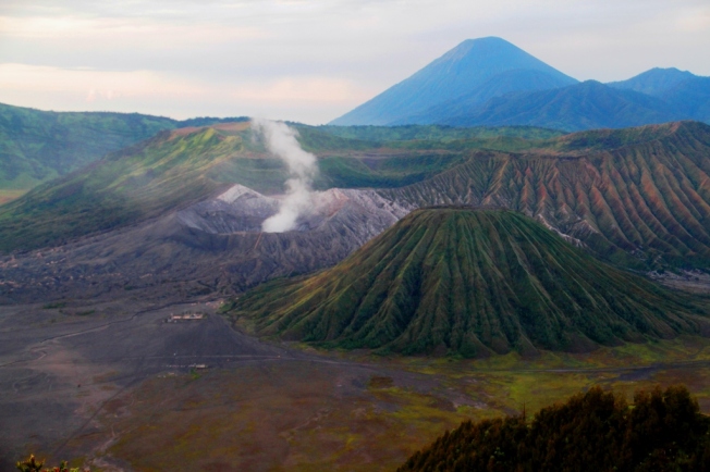 Kaldera Tengger dengan Gunung Batok, Gunung Bromo serta Gunung Semeru di latar belakang.